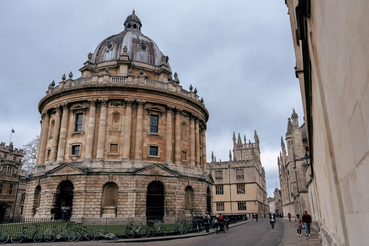 唐顿庄园光影之旅 | 英国 海克利尔城堡+牛津基督教堂学院+班普顿村 1日私享游